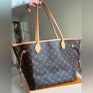 Pristine Tote! The Neverfull MM LV monogram Tote, Pouch wristlet, red insert.